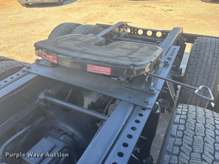 image for item EC3905 2020 International LT625 semi truck