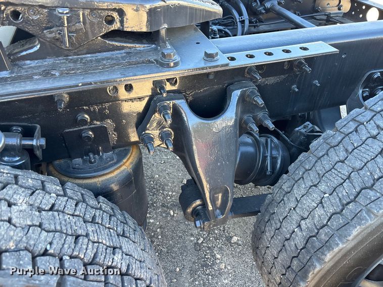 image for item EC3905 2020 International LT625 semi truck