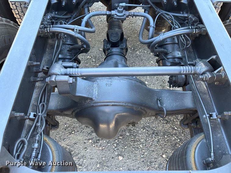 image for item EC3905 2020 International LT625 semi truck