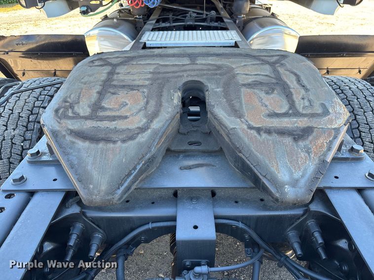 image for item EC3905 2020 International LT625 semi truck