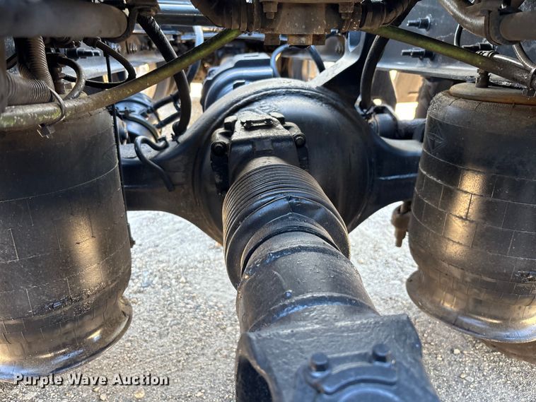 image for item EC3905 2020 International LT625 semi truck