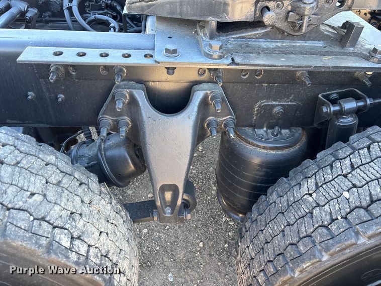 image for item EC3905 2020 International LT625 semi truck