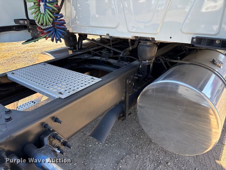 image for item EC3905 2020 International LT625 semi truck