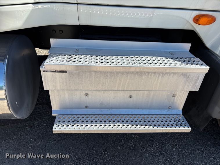 image for item EC3905 2020 International LT625 semi truck