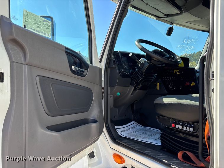 image for item EC3905 2020 International LT625 semi truck