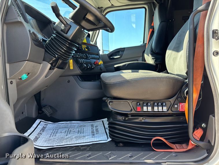 image for item EC3905 2020 International LT625 semi truck