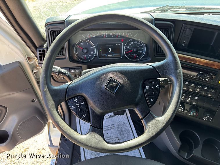 image for item EC3905 2020 International LT625 semi truck