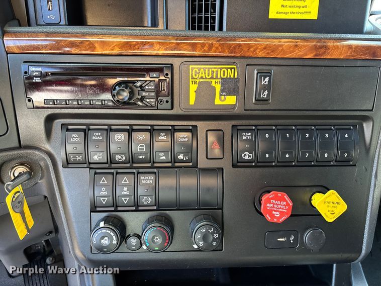 image for item EC3905 2020 International LT625 semi truck