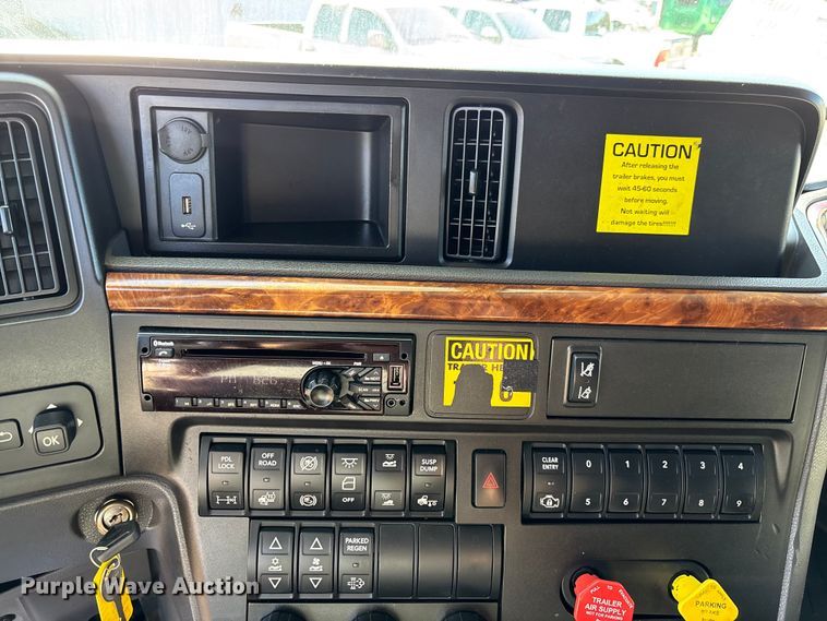 image for item EC3905 2020 International LT625 semi truck