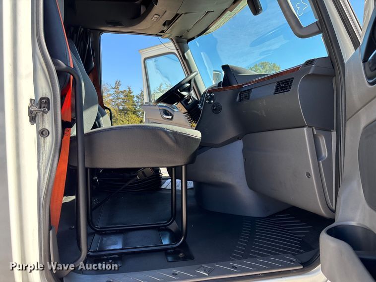 image for item EC3905 2020 International LT625 semi truck