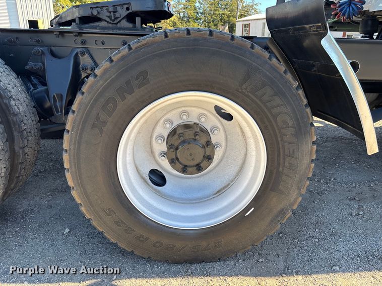 image for item EC3905 2020 International LT625 semi truck