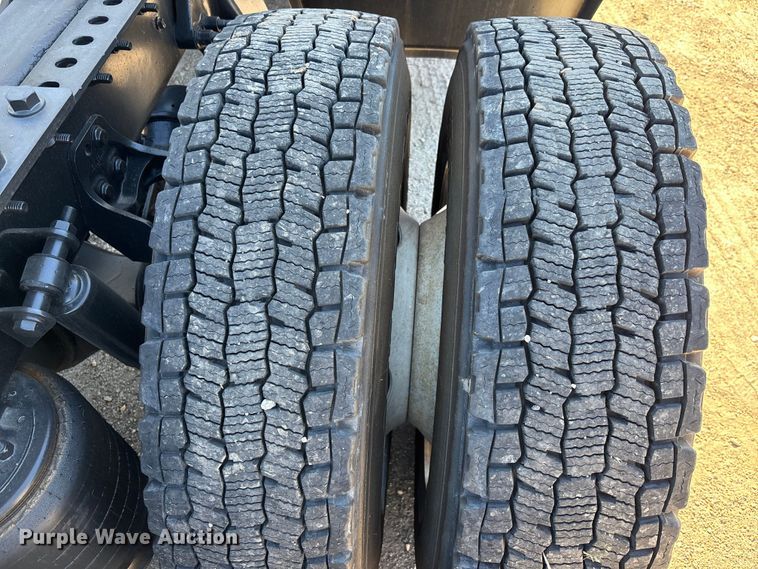 image for item EC3905 2020 International LT625 semi truck