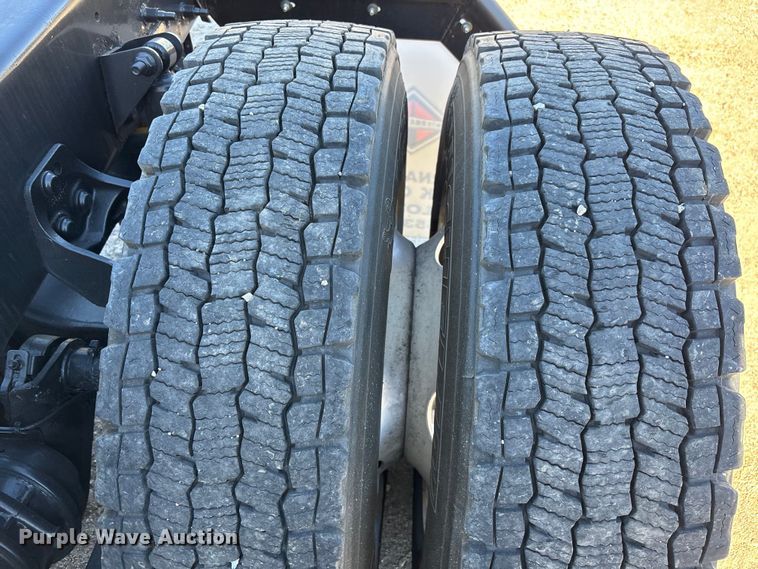 image for item EC3905 2020 International LT625 semi truck