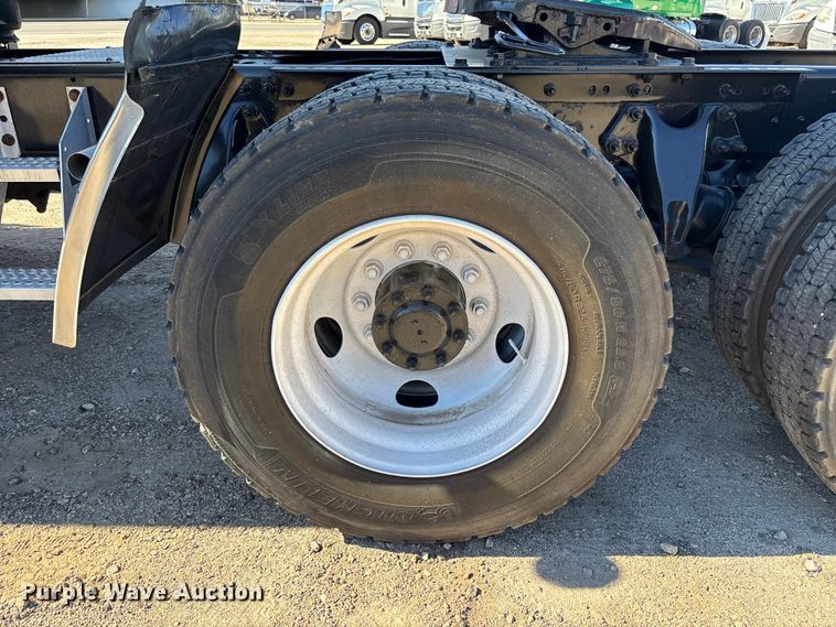 image for item EC3905 2020 International LT625 semi truck