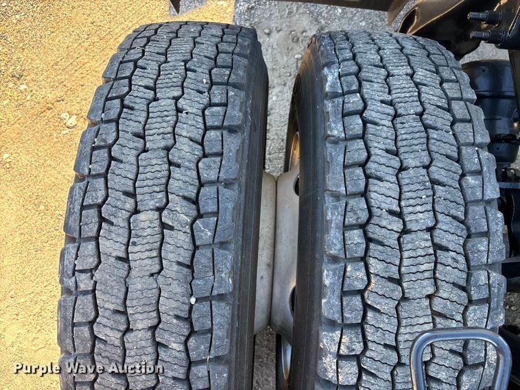 image for item EC3905 2020 International LT625 semi truck