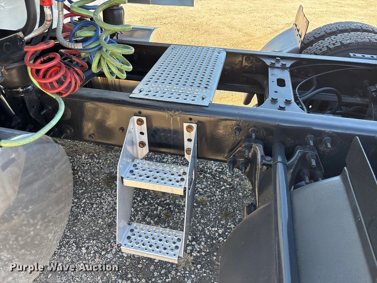 image for item EC3906 2020 International LT625 semi truck