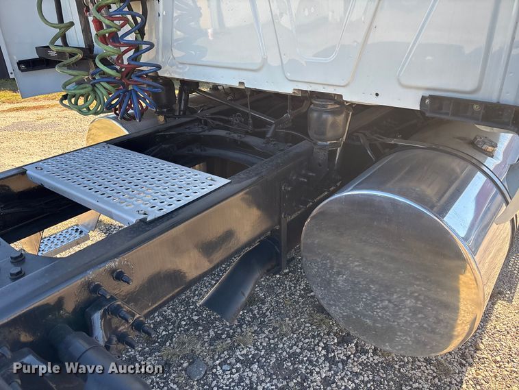 image for item EC3906 2020 International LT625 semi truck