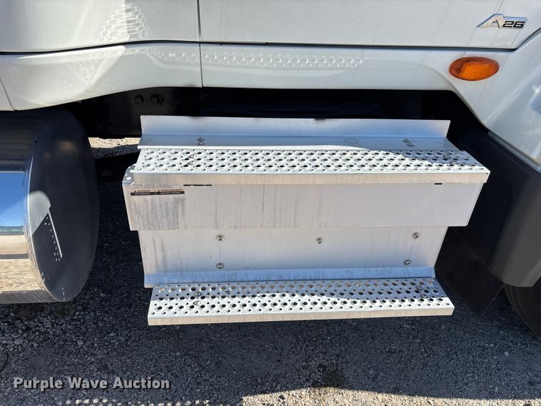 image for item EC3906 2020 International LT625 semi truck