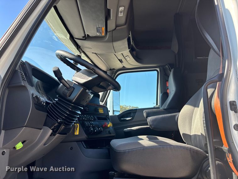 image for item EC3906 2020 International LT625 semi truck