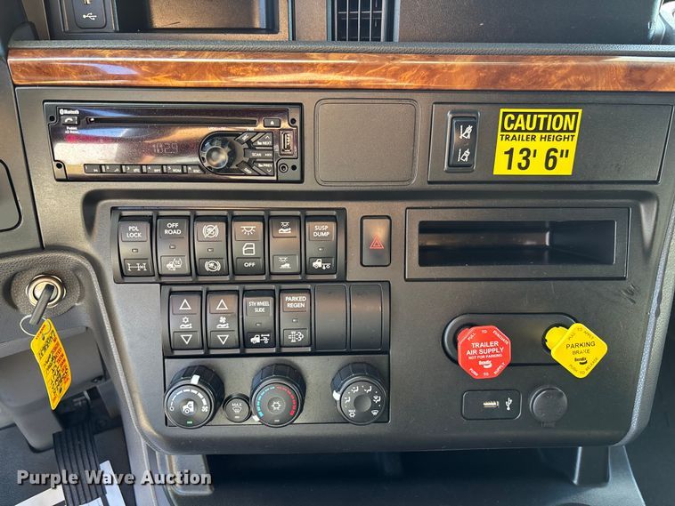 image for item EC3906 2020 International LT625 semi truck