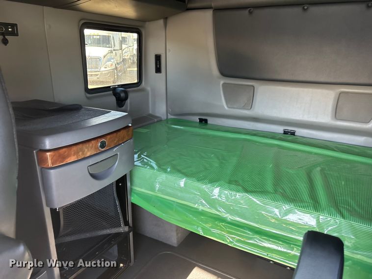 image for item EC3906 2020 International LT625 semi truck