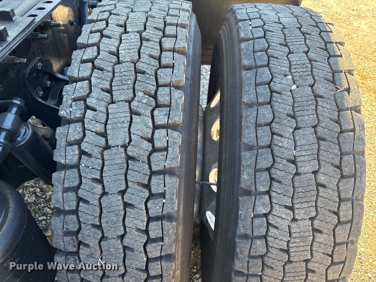 image for item EC3906 2020 International LT625 semi truck