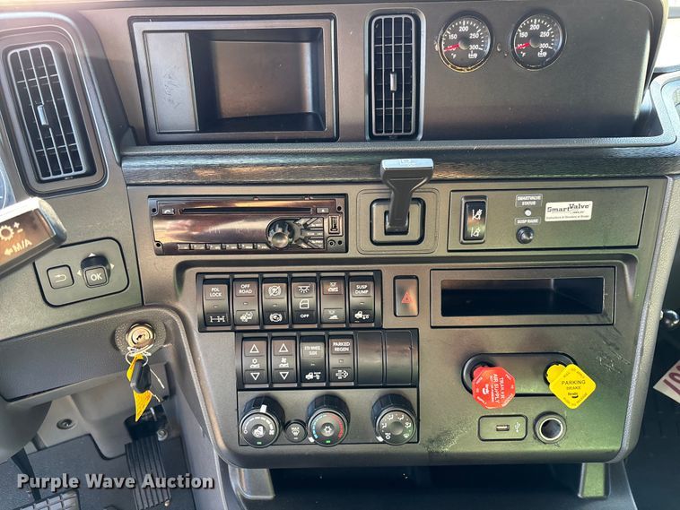 image for item EC3907 2020 International LT625 semi truck