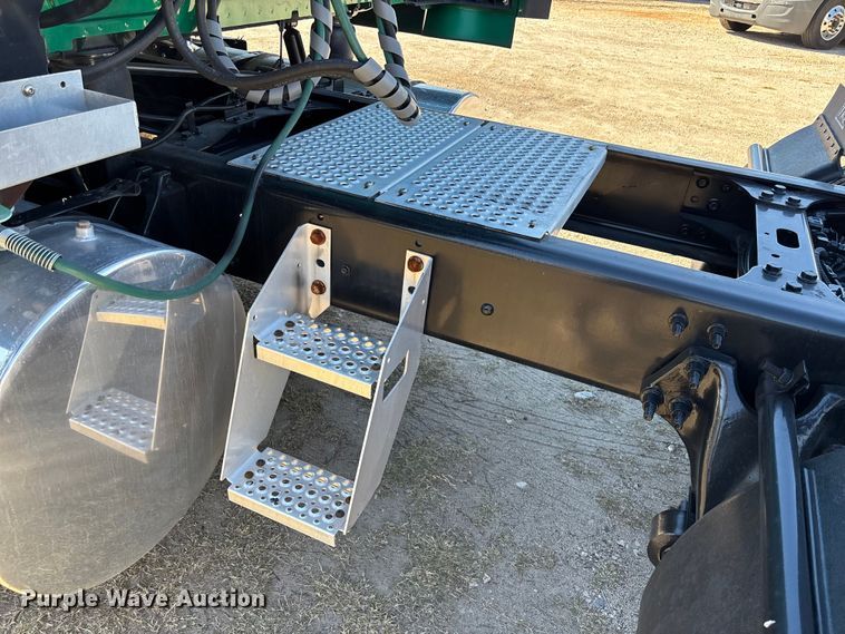 image for item EC3908 2020 International LT625 semi truck