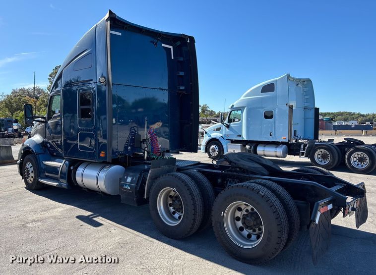 image for item EC3912 2019 Kenworth T680 semi truck