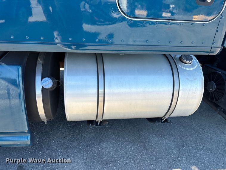 image for item EC3912 2019 Kenworth T680 semi truck