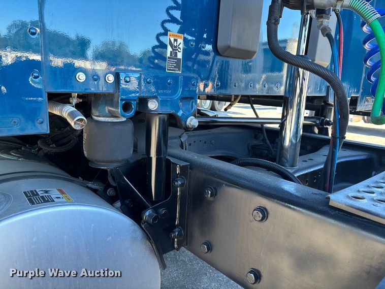 image for item EC3912 2019 Kenworth T680 semi truck