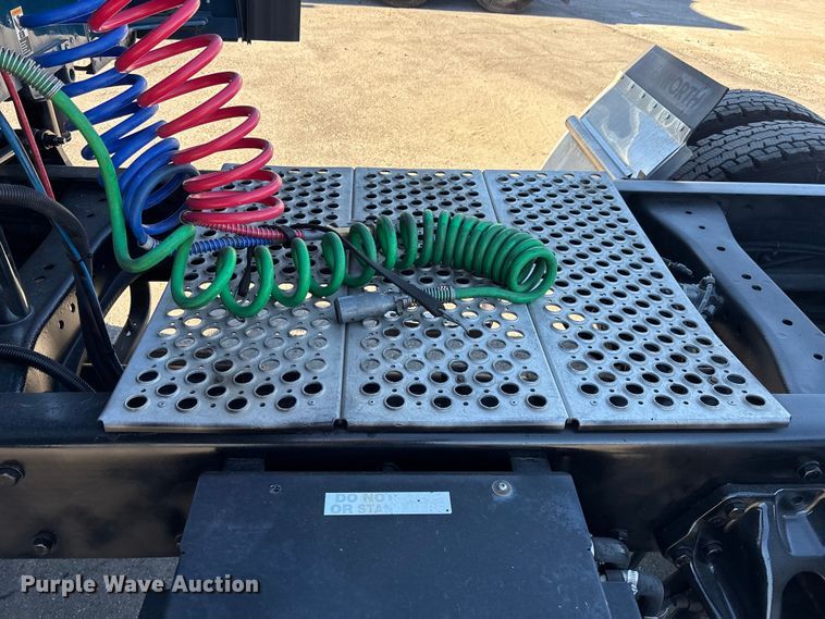 image for item EC3912 2019 Kenworth T680 semi truck