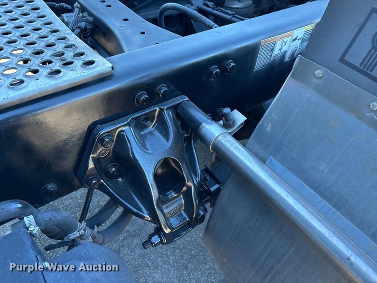 image for item EC3912 2019 Kenworth T680 semi truck