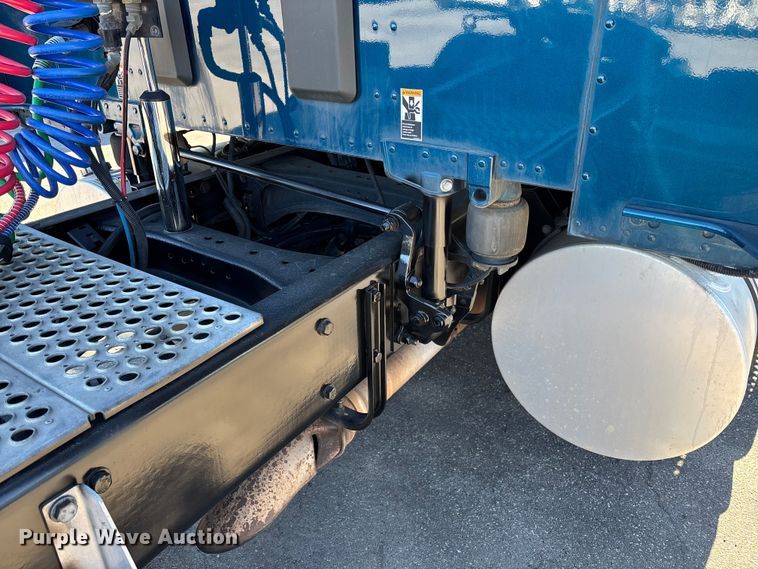 image for item EC3912 2019 Kenworth T680 semi truck