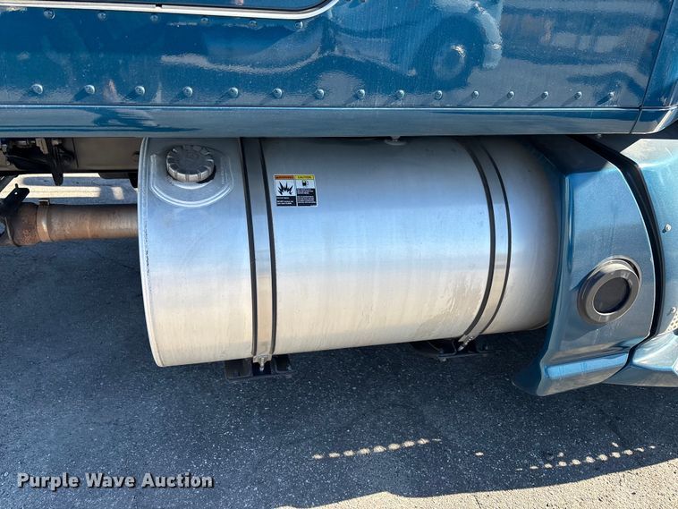 image for item EC3912 2019 Kenworth T680 semi truck