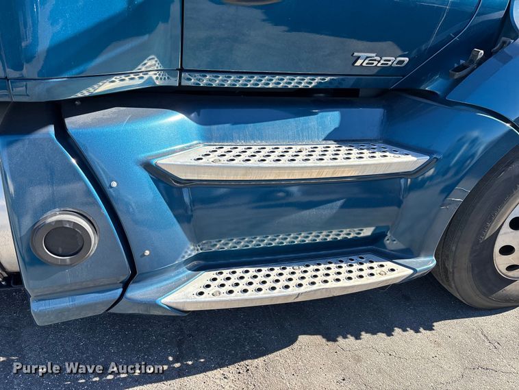 image for item EC3912 2019 Kenworth T680 semi truck