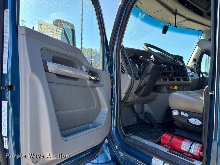 image for item EC3912 2019 Kenworth T680 semi truck