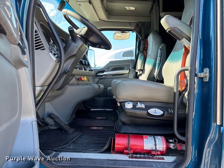 image for item EC3912 2019 Kenworth T680 semi truck