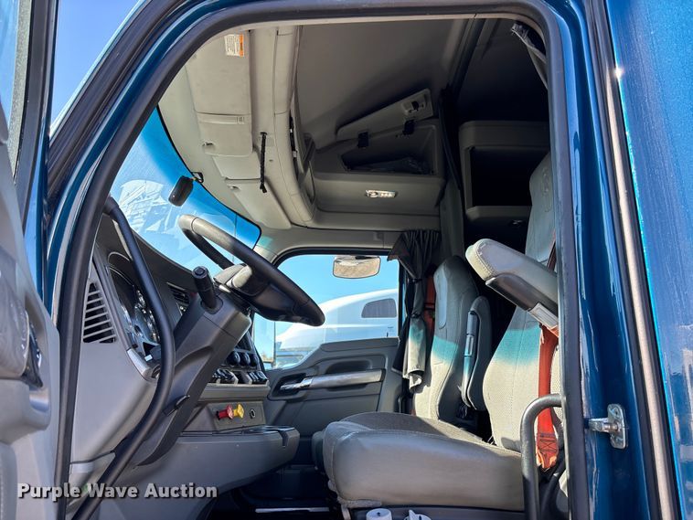 image for item EC3912 2019 Kenworth T680 semi truck