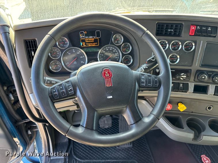 image for item EC3912 2019 Kenworth T680 semi truck