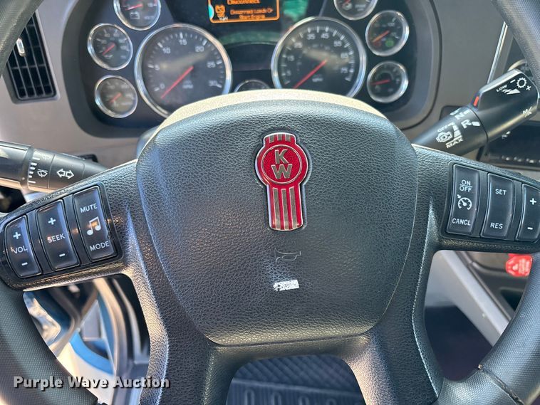 image for item EC3912 2019 Kenworth T680 semi truck