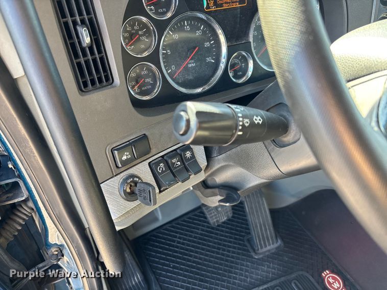 image for item EC3912 2019 Kenworth T680 semi truck