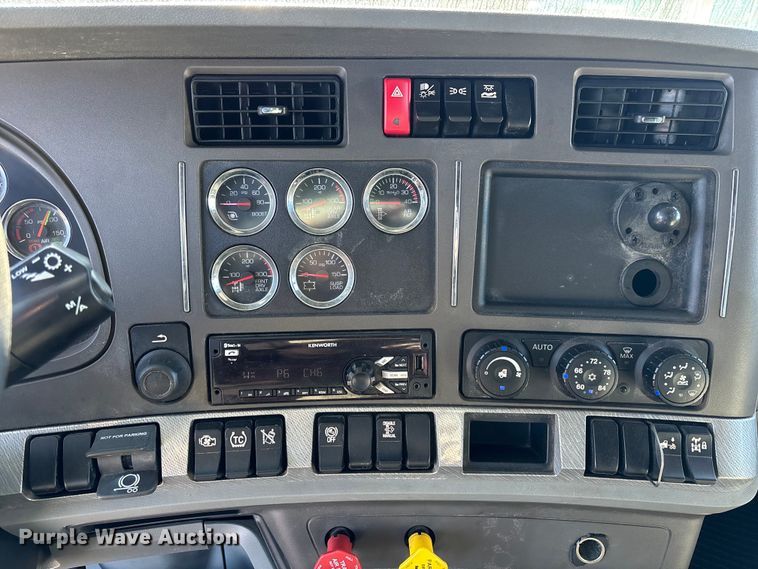 image for item EC3912 2019 Kenworth T680 semi truck