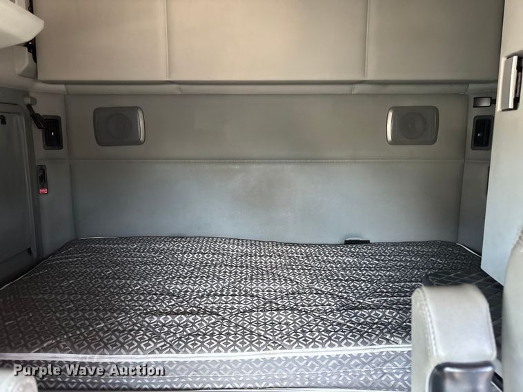 image for item EC3912 2019 Kenworth T680 semi truck