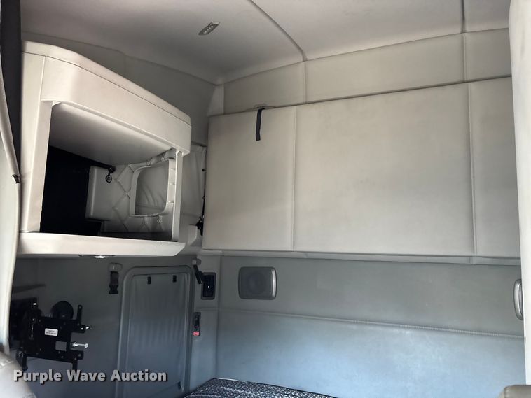 image for item EC3912 2019 Kenworth T680 semi truck