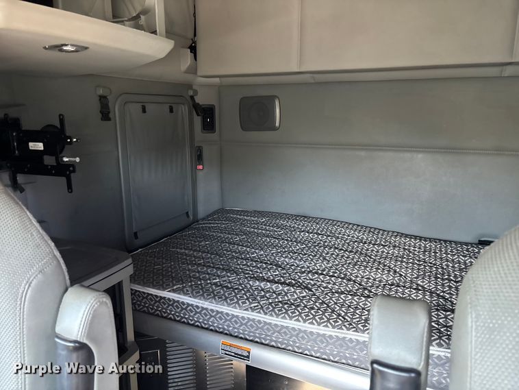 image for item EC3912 2019 Kenworth T680 semi truck