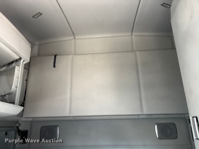 image for item EC3912 2019 Kenworth T680 semi truck