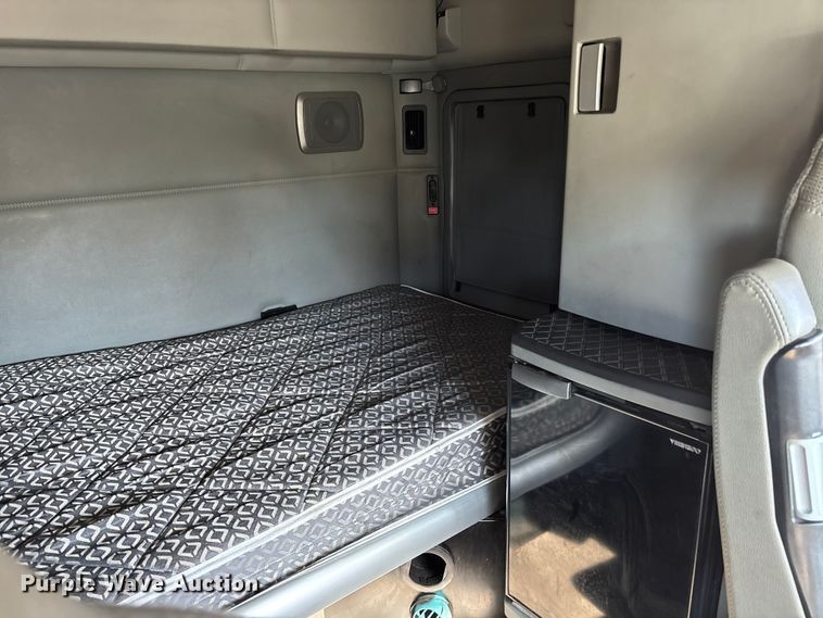 image for item EC3912 2019 Kenworth T680 semi truck