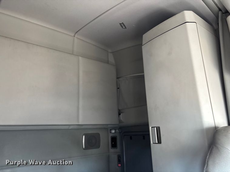 image for item EC3912 2019 Kenworth T680 semi truck