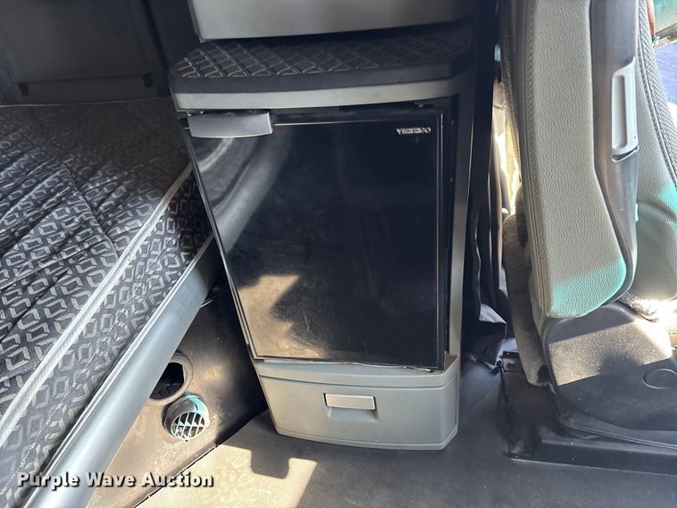 image for item EC3912 2019 Kenworth T680 semi truck